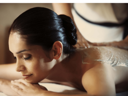 Femme allongée pendant un soin gommage