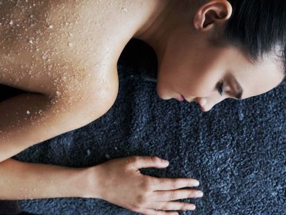 Femme durant un gommage du dos