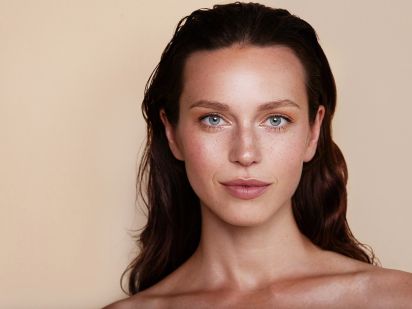 Femme plan du visage  recevant un soin du visage avec protocole peeling biorevitalisant et mésolift