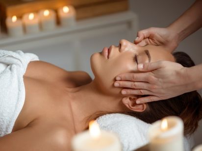 femme massage soin visage spa thalasso