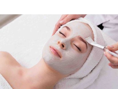 soin jeunesse appliqué sur le visage