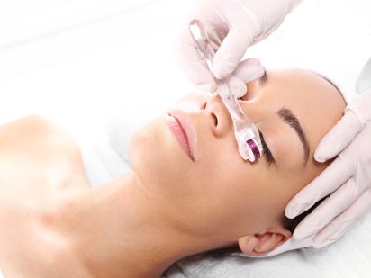 Femme soin visage de médecine esthétique