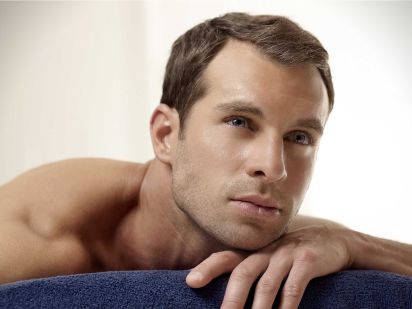 Homme durant un soin visage Phytomer anti-rides