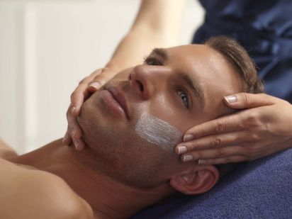 Homme durant un soin visage Phytomer hydratant