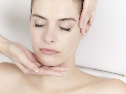 Femme pendant un Soin anti-rougeurs Rosa Control