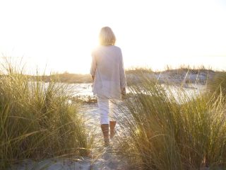 Femme qui se balade sur une plage