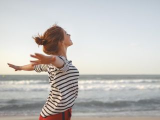 femme libre sur une plage