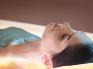 femme pendant un soin d'enveloppement détox