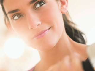Femme qui tient un haltère lors d'une séance de sport