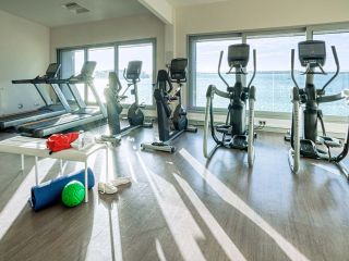 Salle de cardio-training vue sur mer
