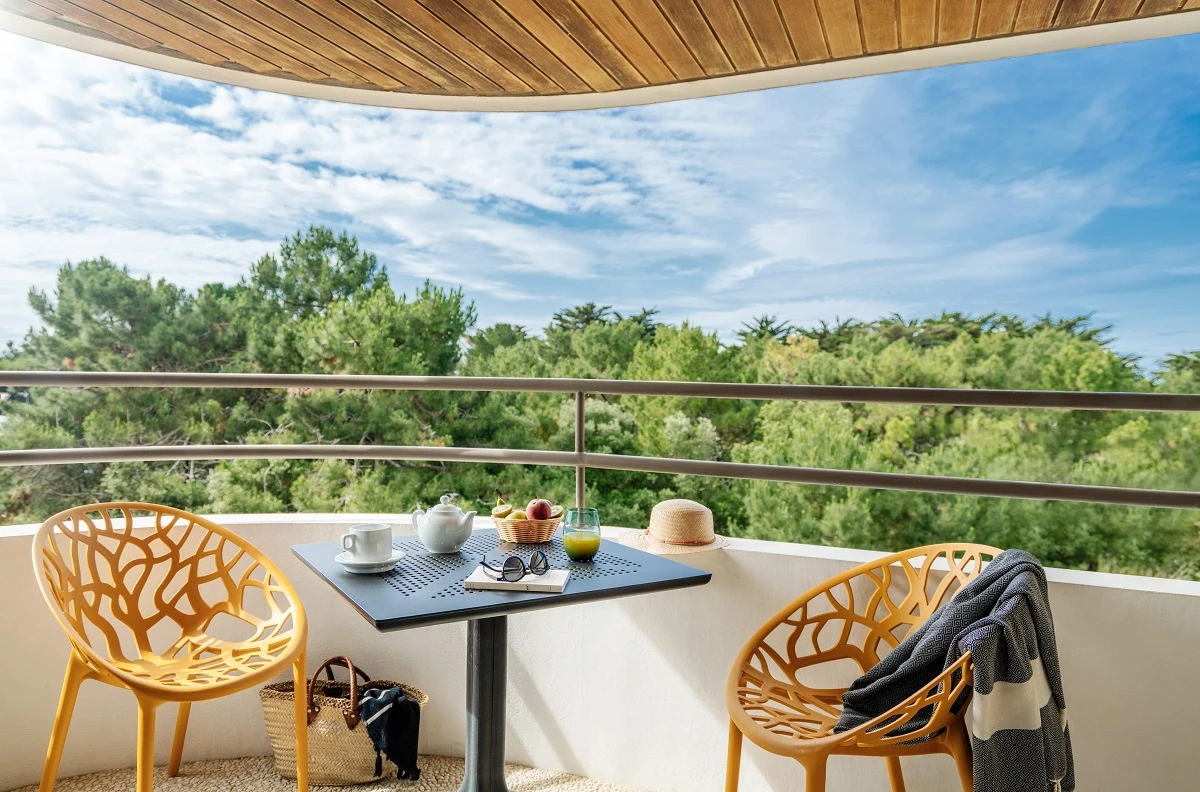 Petit déjeuner en balcon privatif vue mer et pinède hotel spa valdys