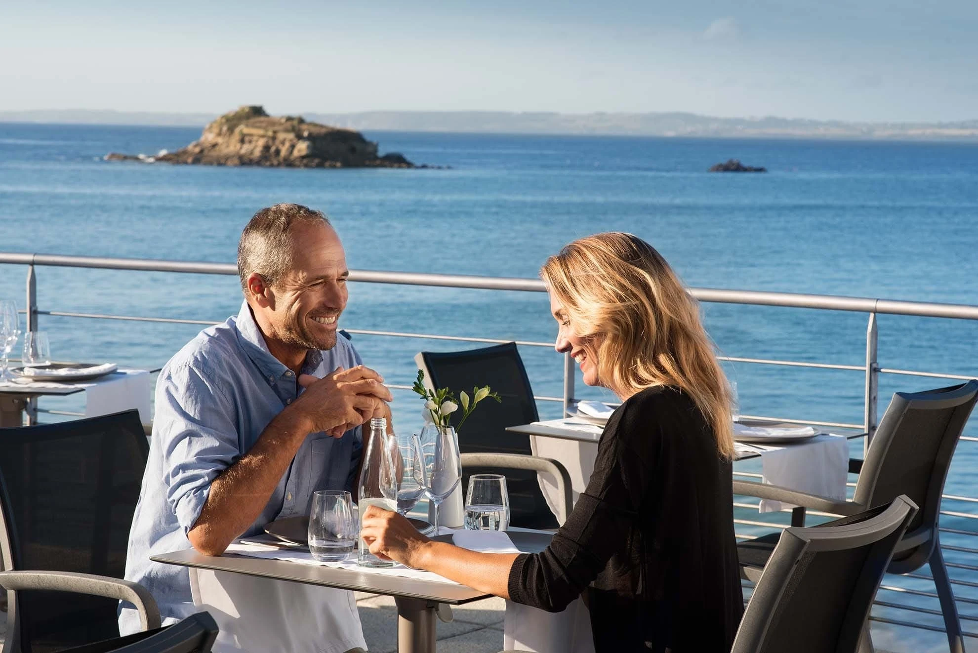 Couple sur la terrasse du restaurant de Douarnenez