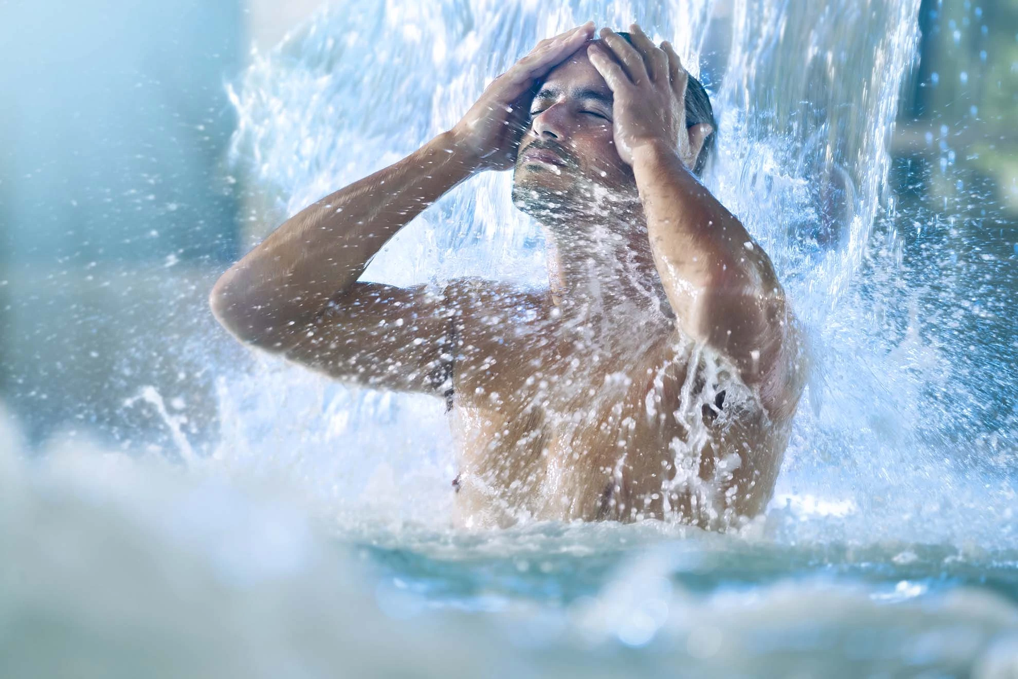 Homme dans une piscine